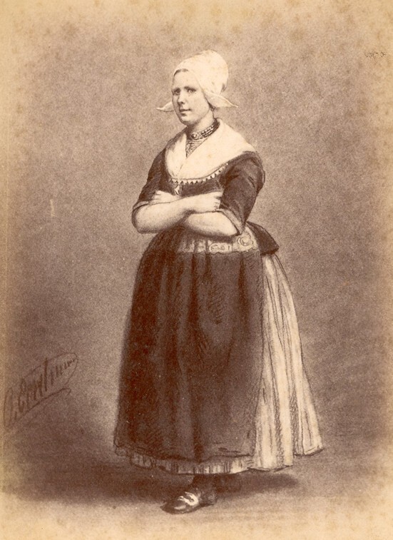 Vrouw in klederdracht (foto van schilderij van Otto Eerelman, uit album)